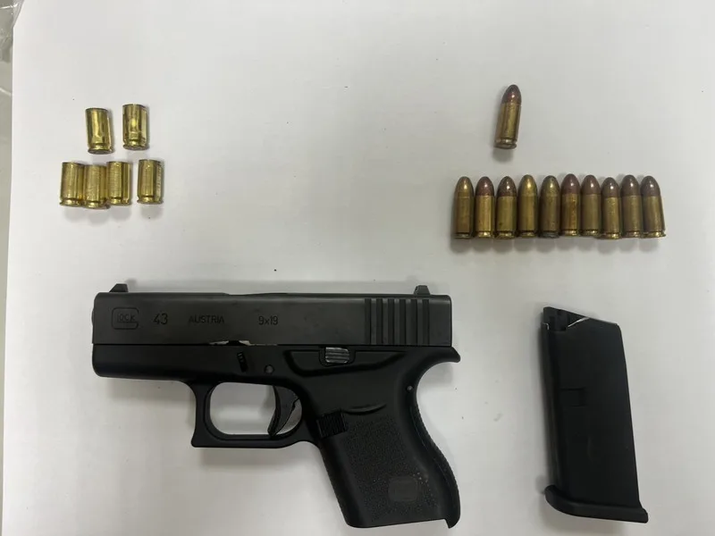 苗栗縣頭份市下公園旁12日清晨發生槍擊案，警方在涉案休旅車中查獲改造手槍1支、子彈共11發等犯案工具，正全力追查偵辦。警方提供