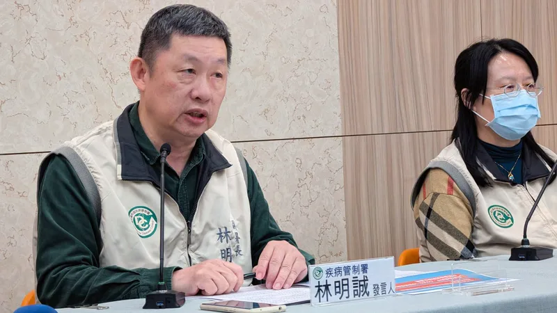 衛福部疾管署發言人林明誠(左)6日指出,最新預估1月下半月將進入流行期,春節前後達最高峰。中央社