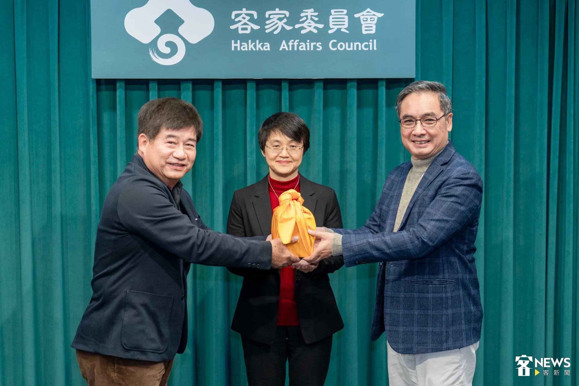 在客委會主委古秀妃(中)的見證下,客傳會新任董事長宋廷棟(左)從前任董事長陳邦畛手中接過印信。范修語攝