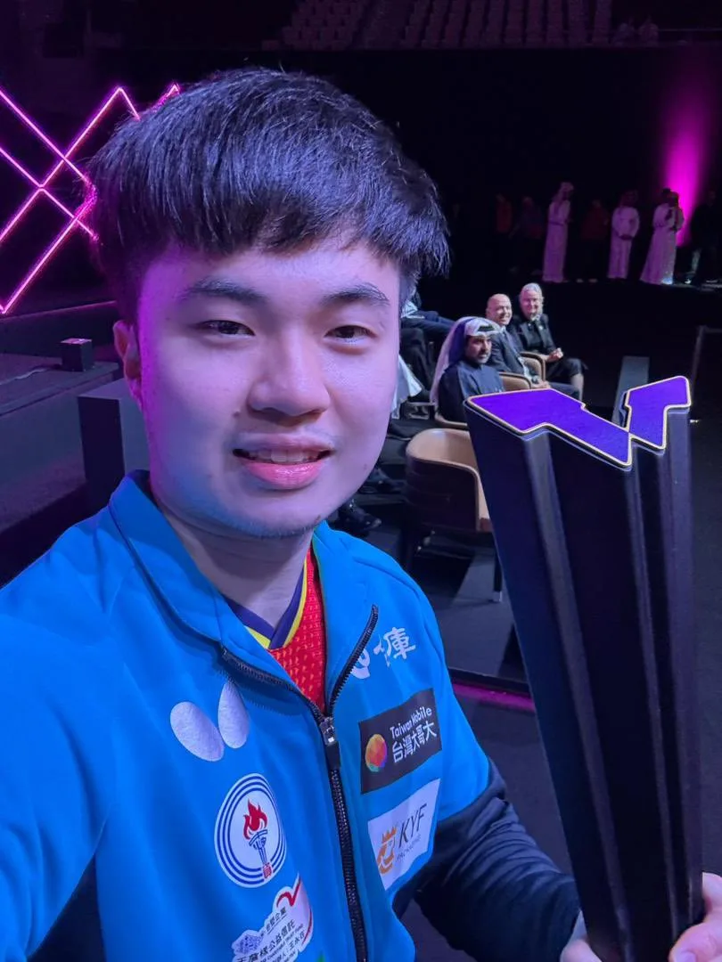 只有專屬冠軍的自拍照,林昀儒露出羞澀笑容,後方的杜哈主辦方一臉欣慰地看向他,不愧是我們的「台灣金孫」。翻攝自World Table Tennis X