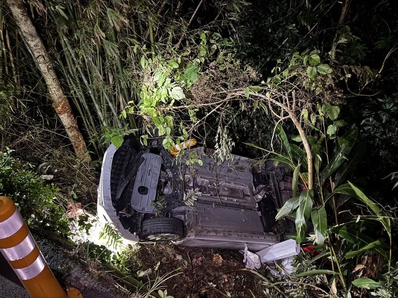 苗栗縣郭姓男子與邱姓女子為前男女朋友,邱女懷疑飼養的小狗遭郭男毒害,前往對方工寮蹤火,郭男得知後駕車疑蓄意衝撞邱女車輛,導致邱女連人帶車失控翻落邊坡。警方提供