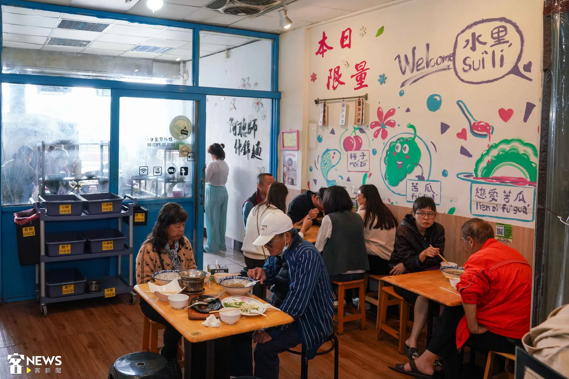 平日的阿聰師什錦麵仍高朋滿座。朱愷元攝