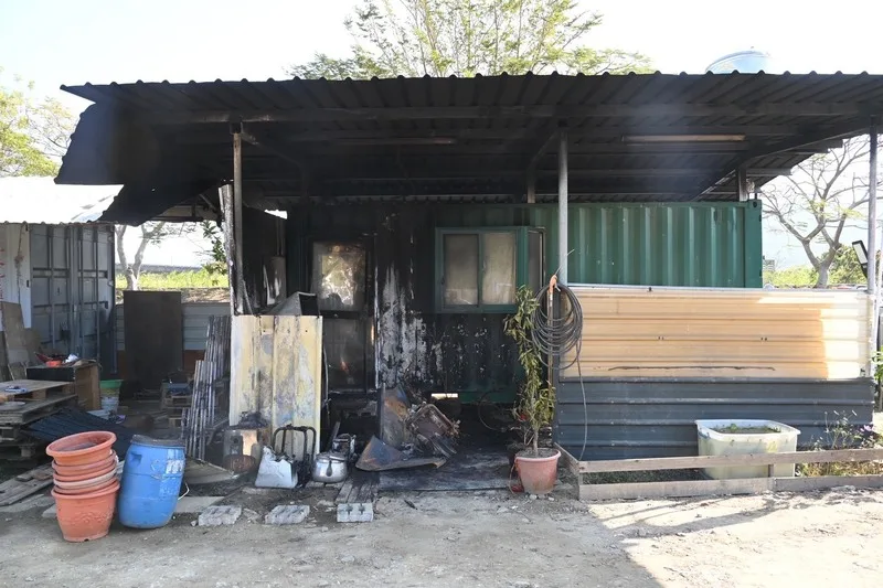 苗栗警分局13日指出,邱姓女子因平日飼養犬隻死亡,懷疑是郭姓男子故意毒害,故至郭男工寮縱火,燒毀電動機車和貨櫃屋,依公共危險罪移送偵辦。警方提供