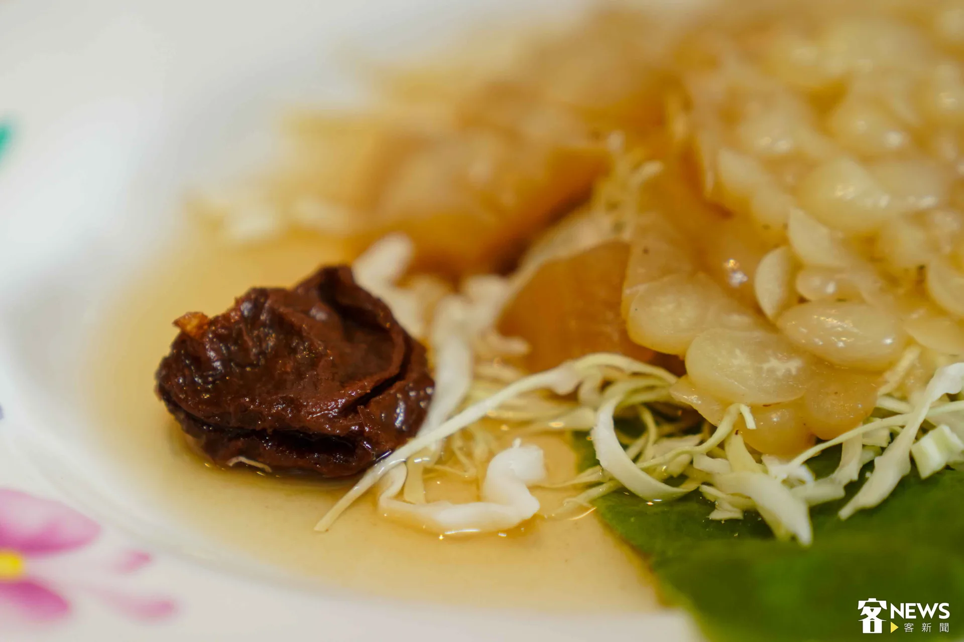 涼拌戀愛苦瓜結合苦瓜和水里盛產的梅子。朱愷元攝