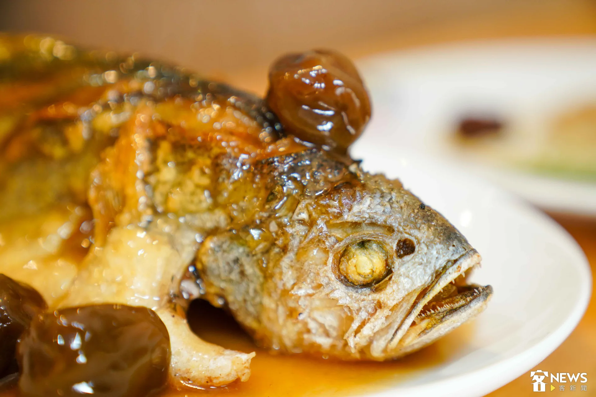 酥炸梅子鮮魚淋上特製梅子醬汁，鹹甜交織令人印象深刻。朱愷元攝