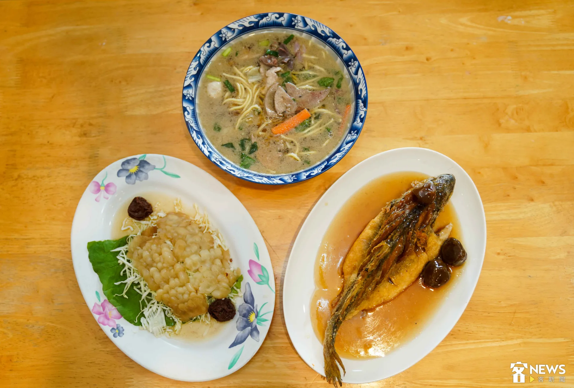 阿聰師招牌料理：什錦麵、涼拌戀愛苦瓜、酥炸梅子黃魚。朱愷元攝