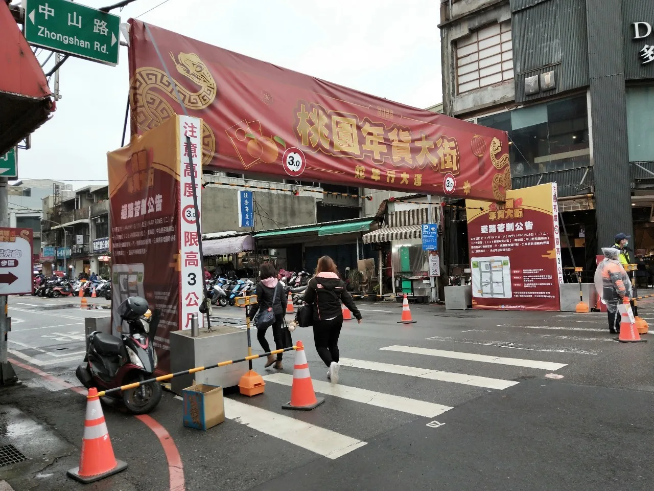 2月6日至2月15日在桃園、中壢年貨大街雙主場接力辦。圖為2025桃園年貨大街。桃園市政府提供