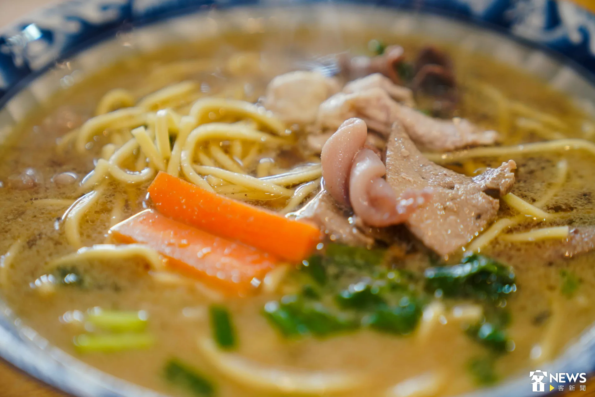 什錦麵配料豐富，包括豬肉、豬肝、下水、花枝、魷魚等，熬煮一天的大骨湯清爽不油膩。朱愷元攝