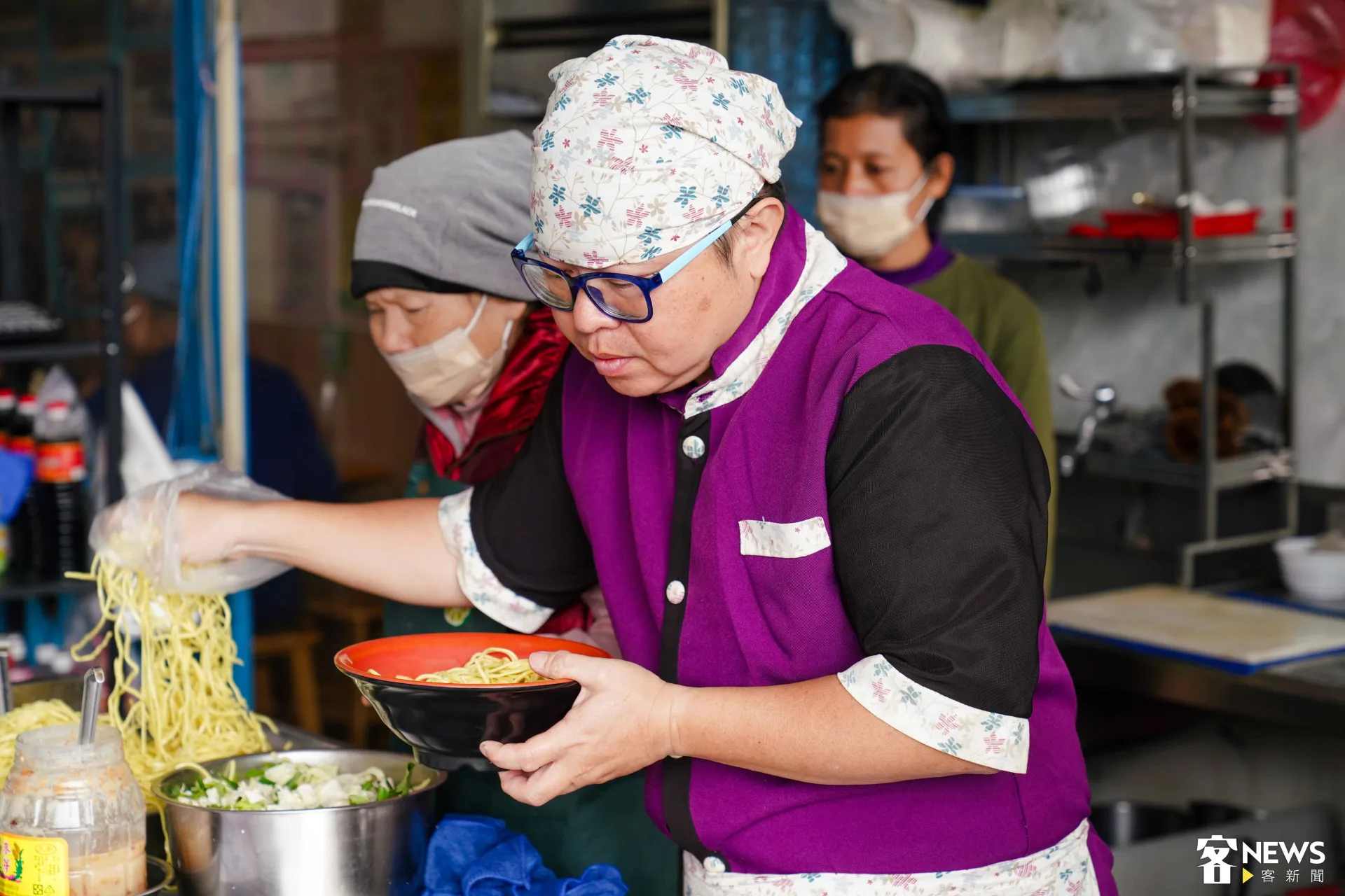 「阿聰師什錦麵」第二代老闆董于安在廚房忙進忙出。朱愷元攝