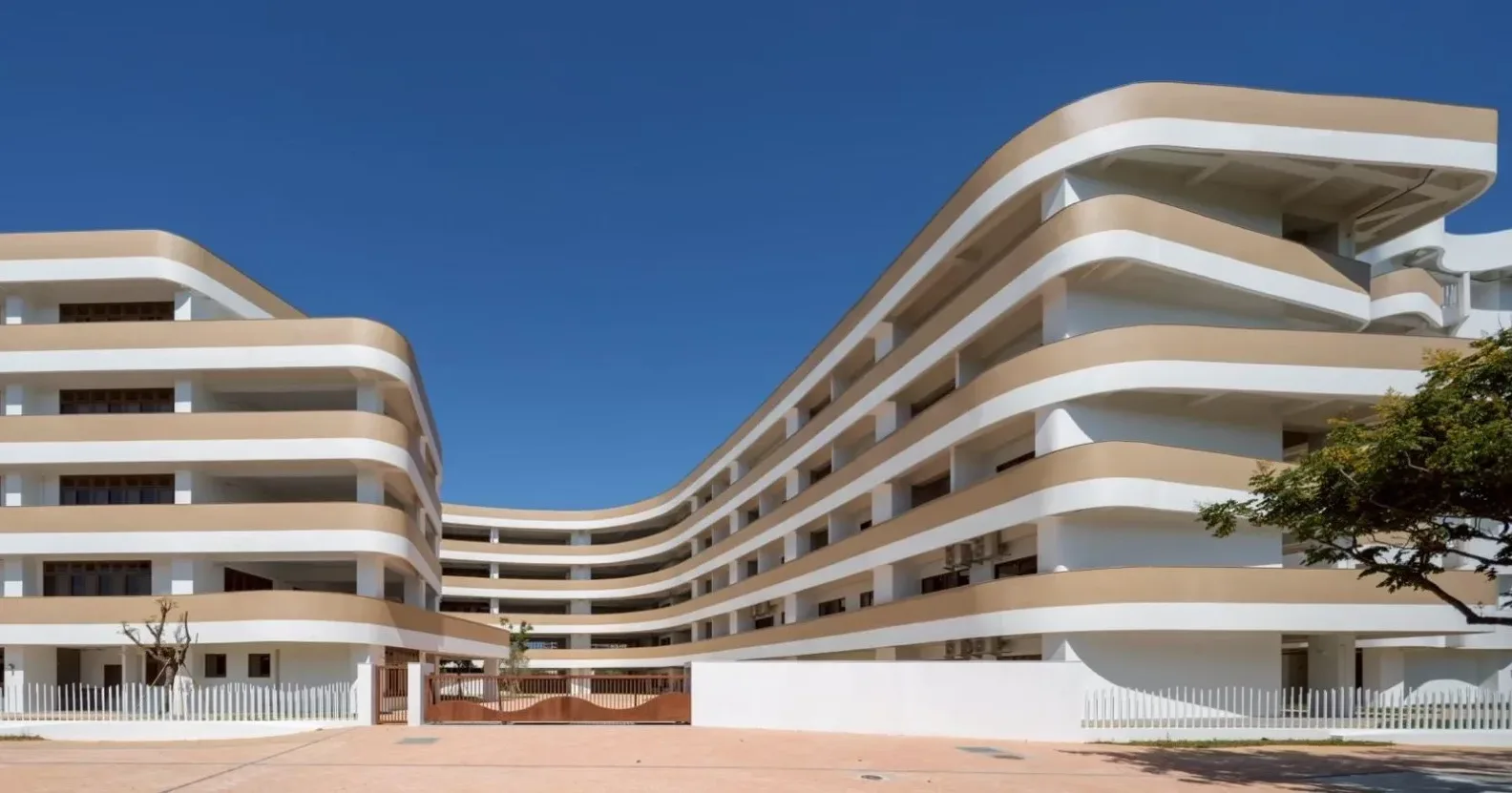 新竹縣竹北市文興國中校舍興建工程榮獲第26屆國家建築金獎「公共建設優質獎」及「規劃設計類首獎」。新竹縣政府提供