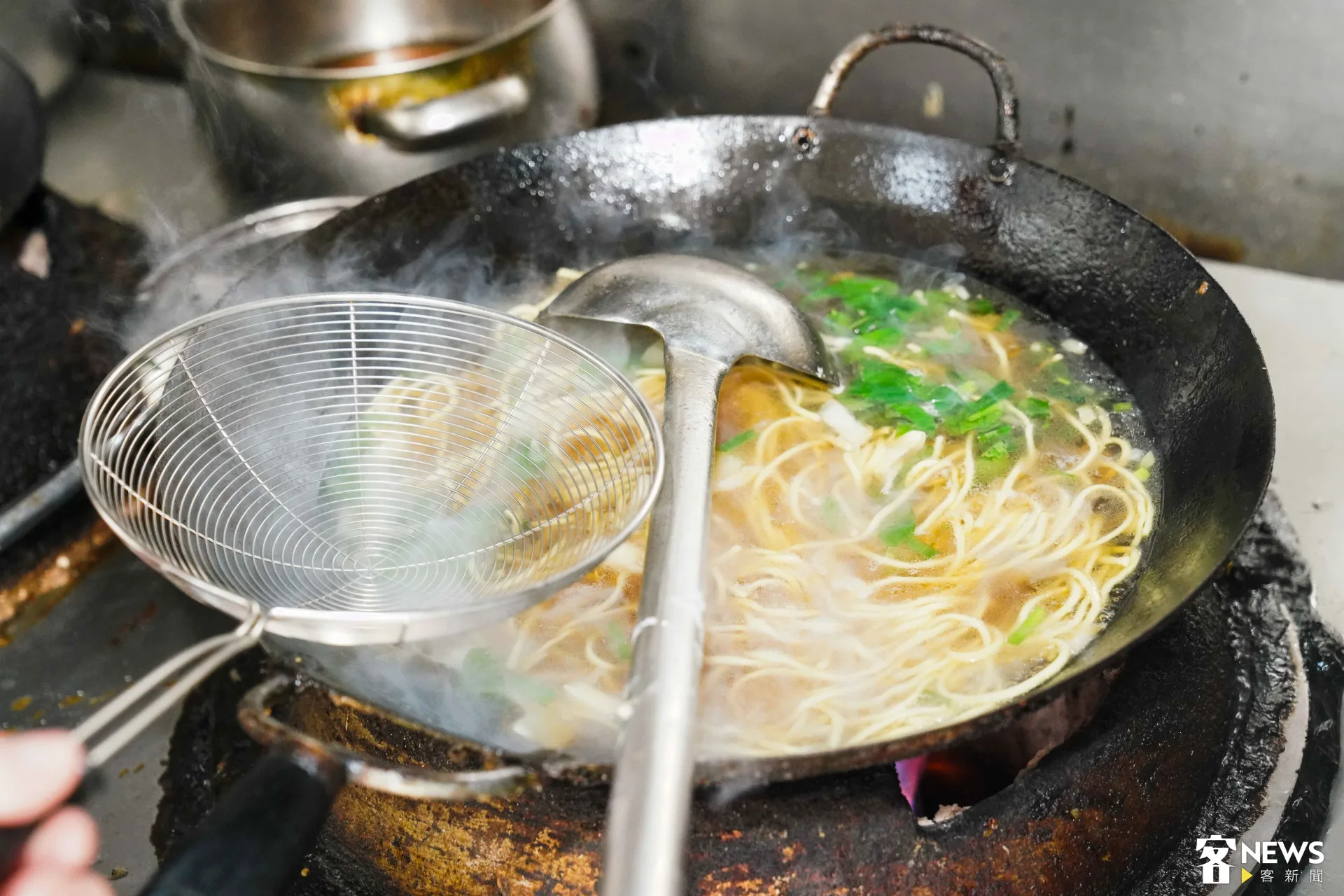 阿聰師招牌什錦麵，料好實在令人食指大動。朱愷元攝