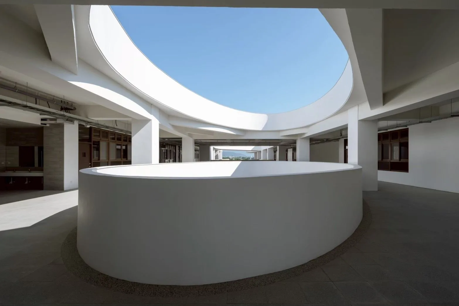 新竹縣竹北市文興國中校舍興建工程榮獲第26屆國家建築金獎「公共建設優質獎」及「規劃設計類首獎」。新竹縣政府提供