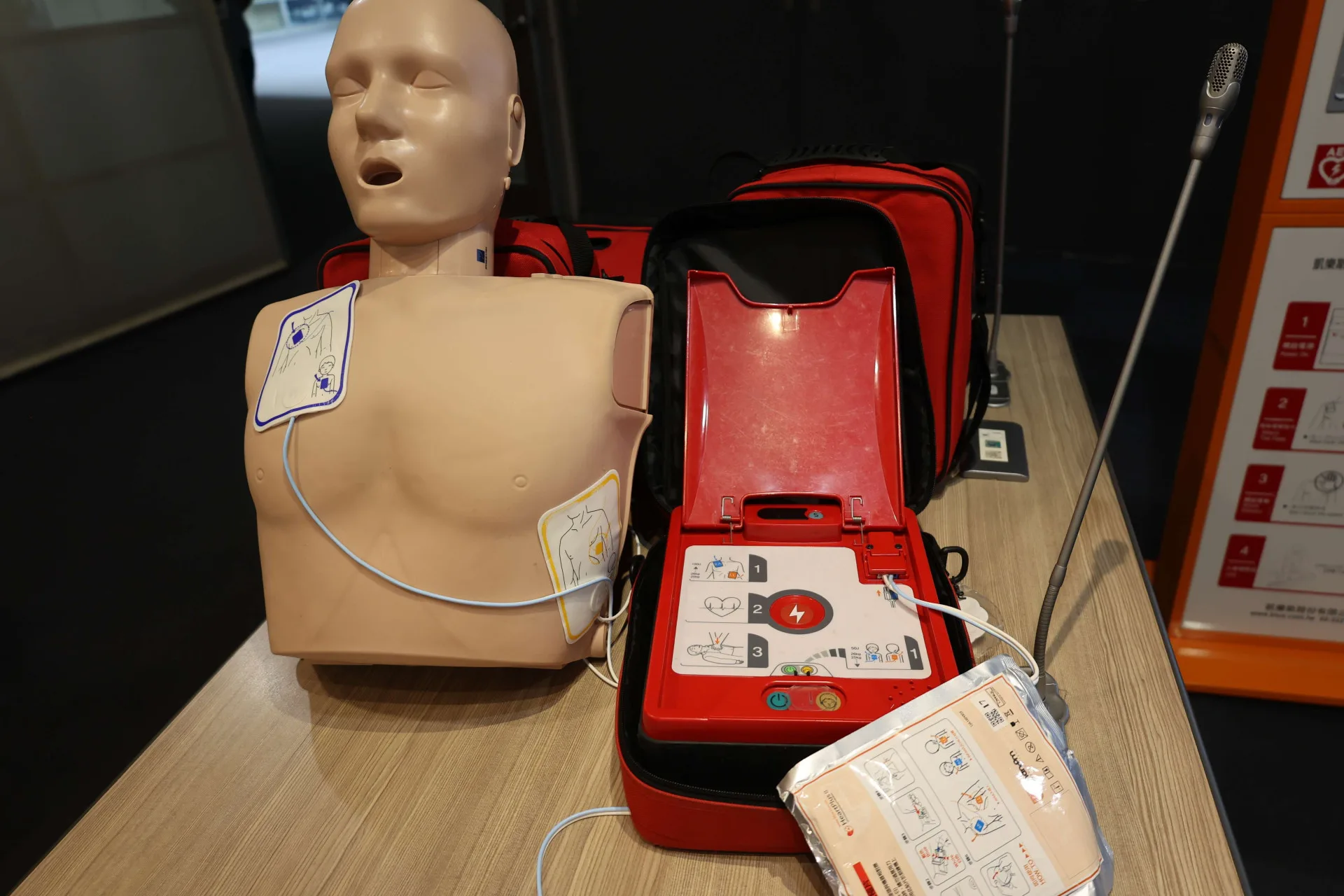 高鐵、台鐵車站、捷運站等交通要衝常有大量人流出入，若遭遇民眾身體不適等問題，使用緊急救護設備自動體外心臟電擊去顫器（AED）或緊急求救裝置，若無法正常運作，恐成為民眾人身安全隱憂。雲林縣政府提供