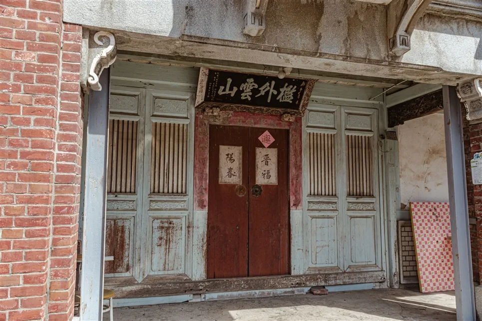 曾氏洋樓大門入口跨著「檻外雲山」匾額。嘉義縣政府提供