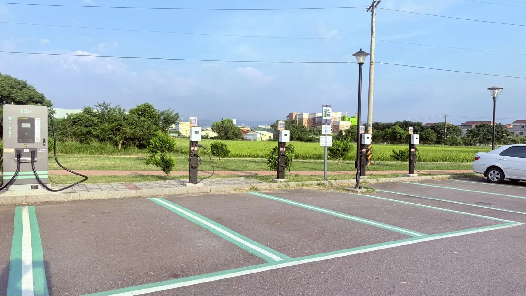 竹南獅山公園公有充電樁。苗栗縣政府提供