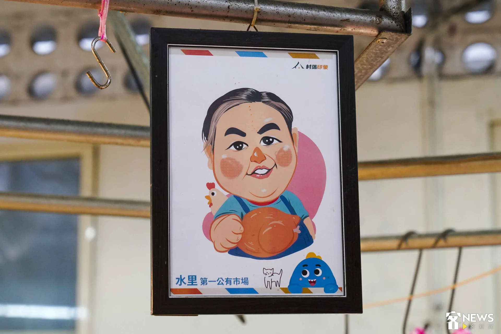 村落印象團隊進駐市場第一年,幫各攤老闆繪製Q版肖像。朱愷元攝