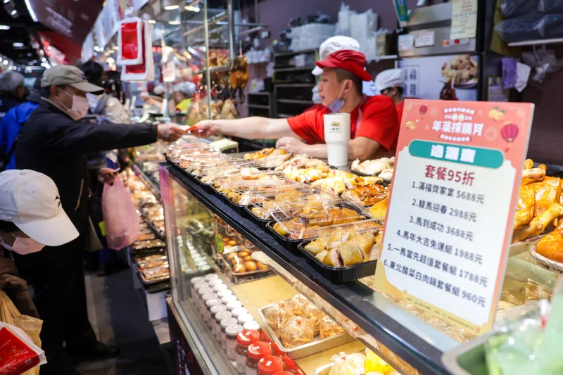 台北市南門市場年菜採購月14日正式開跑,許多攤商特別推出馬年限定套餐與禮盒,盼刺激年菜採買人氣。中央社