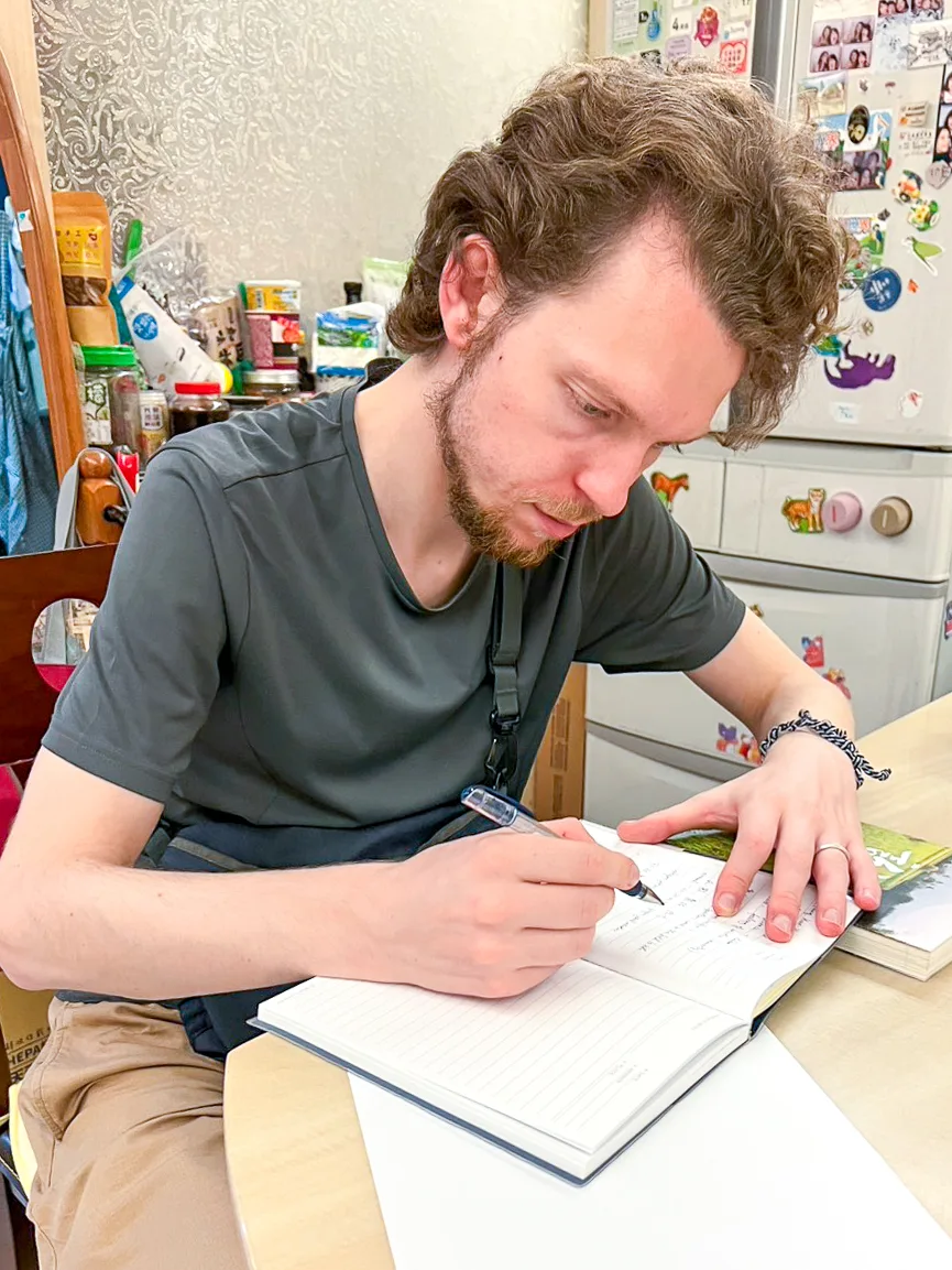 一邊分析客家山歌的來龍去脈，富盛敦認真做筆記。2025，竹北，楊國鑫攝