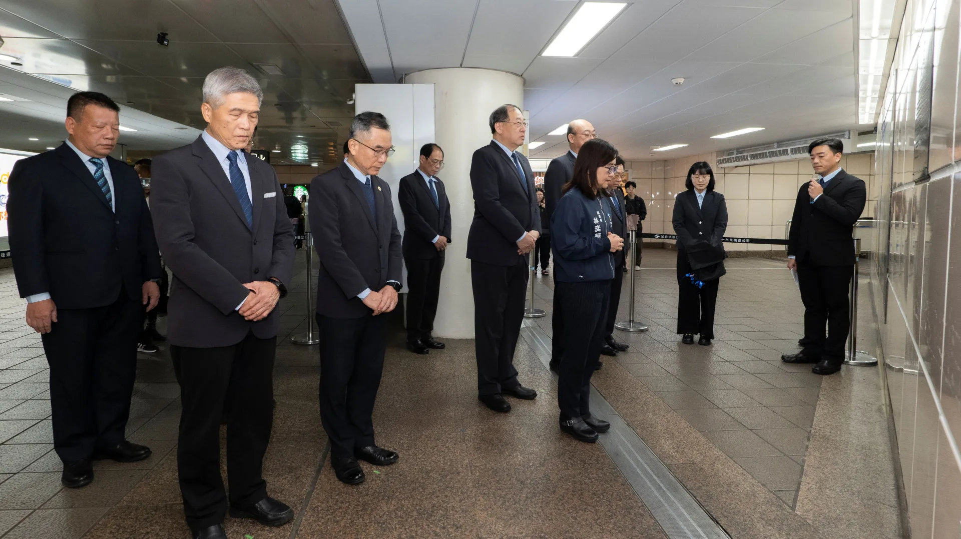 揭牌儀式中，於余家昶先生永久紀念牌前默哀。北捷提供