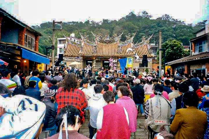 卅年前阿淘在北埔慈天宮前駐唱,在那個年代就已是聚滿人潮了。陳權欣攝