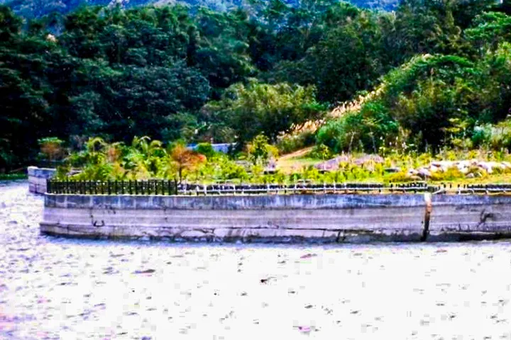 大埔水庫發生地層滑動不是亂說的,早年水庫擋土牆被撐出好幾條巨縫。陳權欣攝