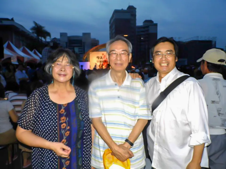 作家李喬(中)與文史工作者陳邦畛(右)說,阿淘哥這幾十首海陸客家歌,是不得了的成就。他們強調「阿淘對客家的貢獻,很難用言語形容。」陳權欣攝