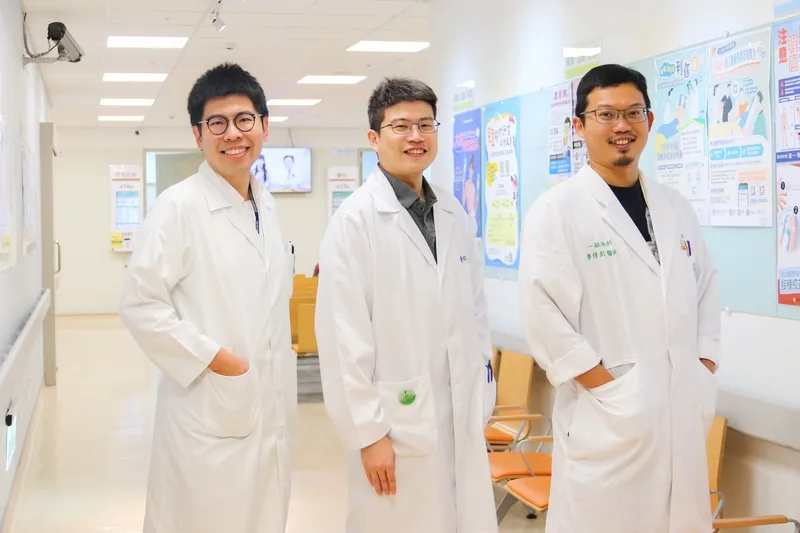 施昱丞(左起)、李柏慶、廖得凱3名醫師因衛福部「醫中計畫」來到東基,期滿後選擇繼續留在台東。東基提供
