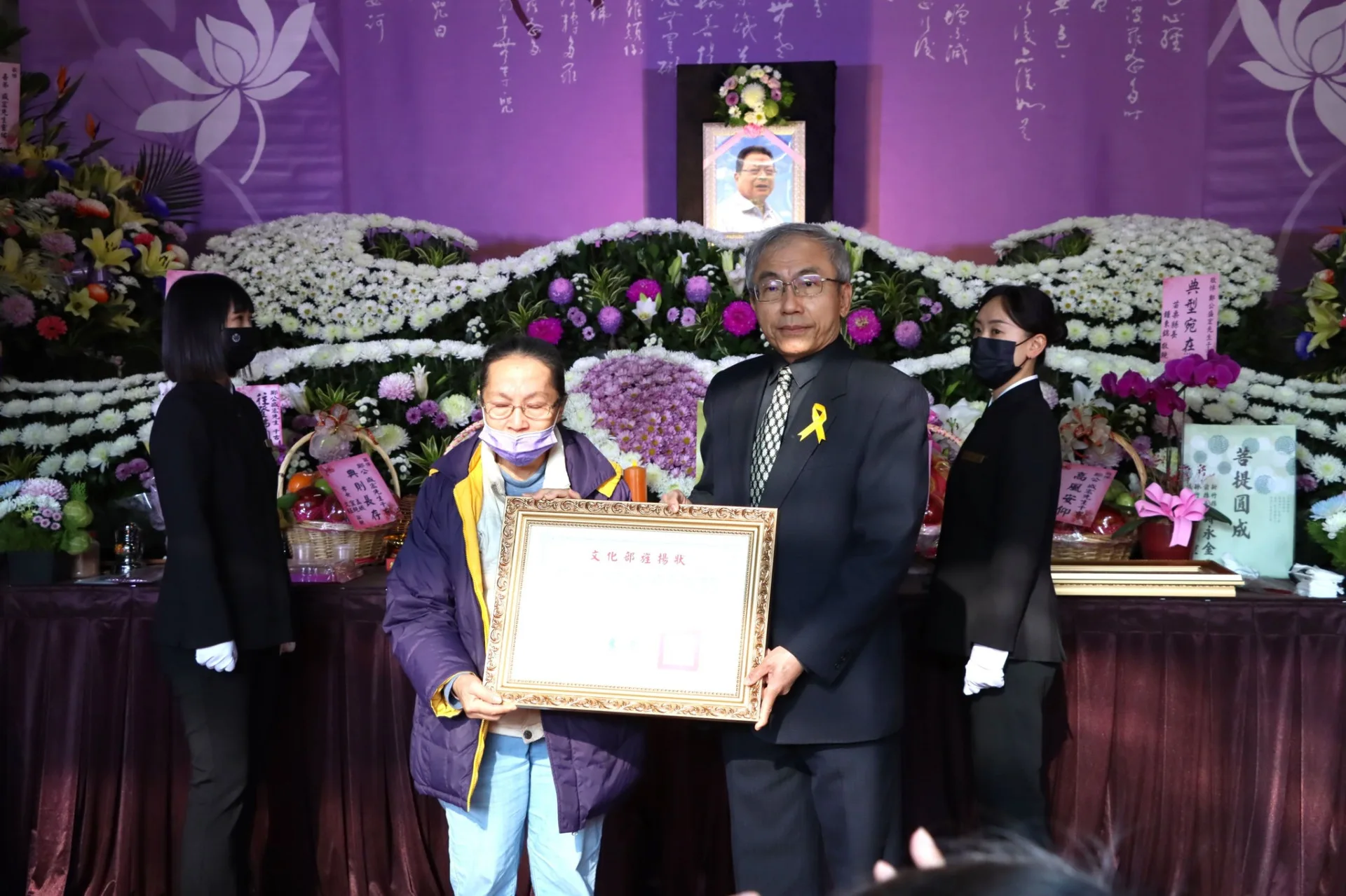 無形文化資產傳統工藝剪黏保存者鄭盛宏辭世,文化部文資局長陳濟民今天頒發旌揚狀給其遺孀陳秋美代表接受。苗縣府提供