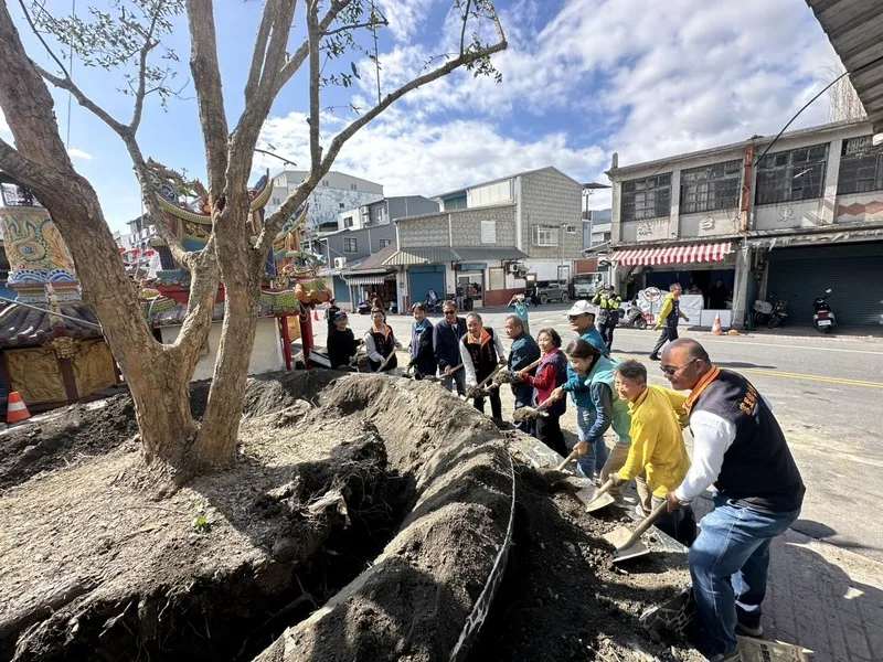 捐贈者及鄉公所人員13日合力將太魯閣櫟種下。富里鄉公所提供