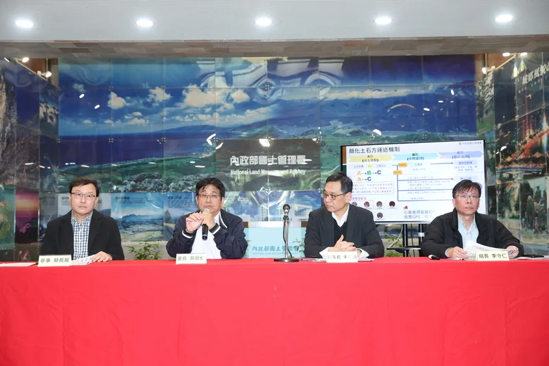 內政部14日下午在國土管理署召開「加速營建剩餘土石方去化」記者會，國土管理署署長吳欣修（左2）說明土石方最終去處規劃方案，包括源頭減量、土石方流向追蹤及擴增去化管道等措施。右2為副署長朱慶倫、左1為內政部參事蔡長展、右1為營建管理組組長李守仁。中央社