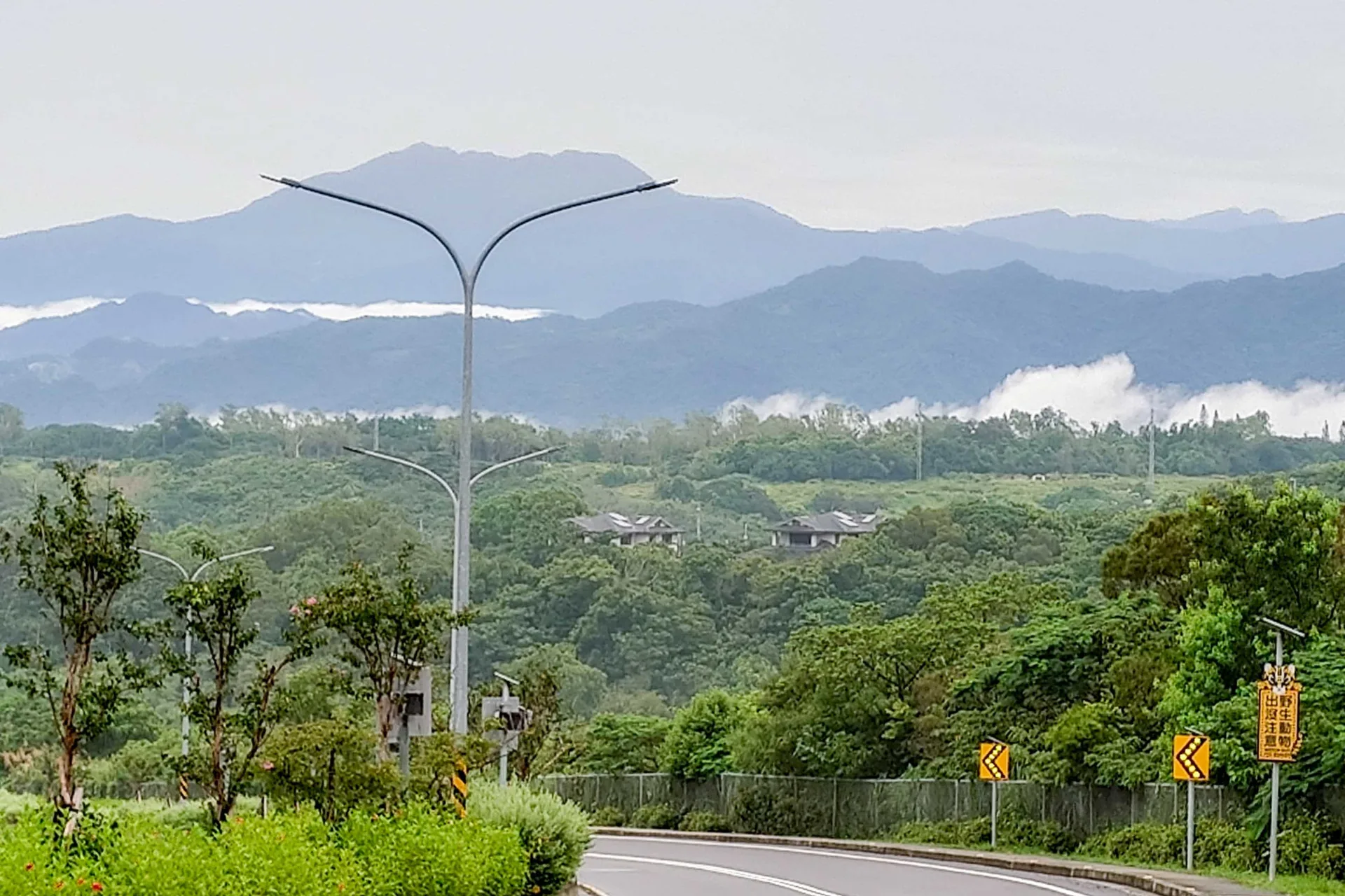 聯合大學第一、二校區有聯大路相連，從第二校區（八甲）可遠眺苗栗八景之首「三台疊翠」，最高的是加里山。何來美攝