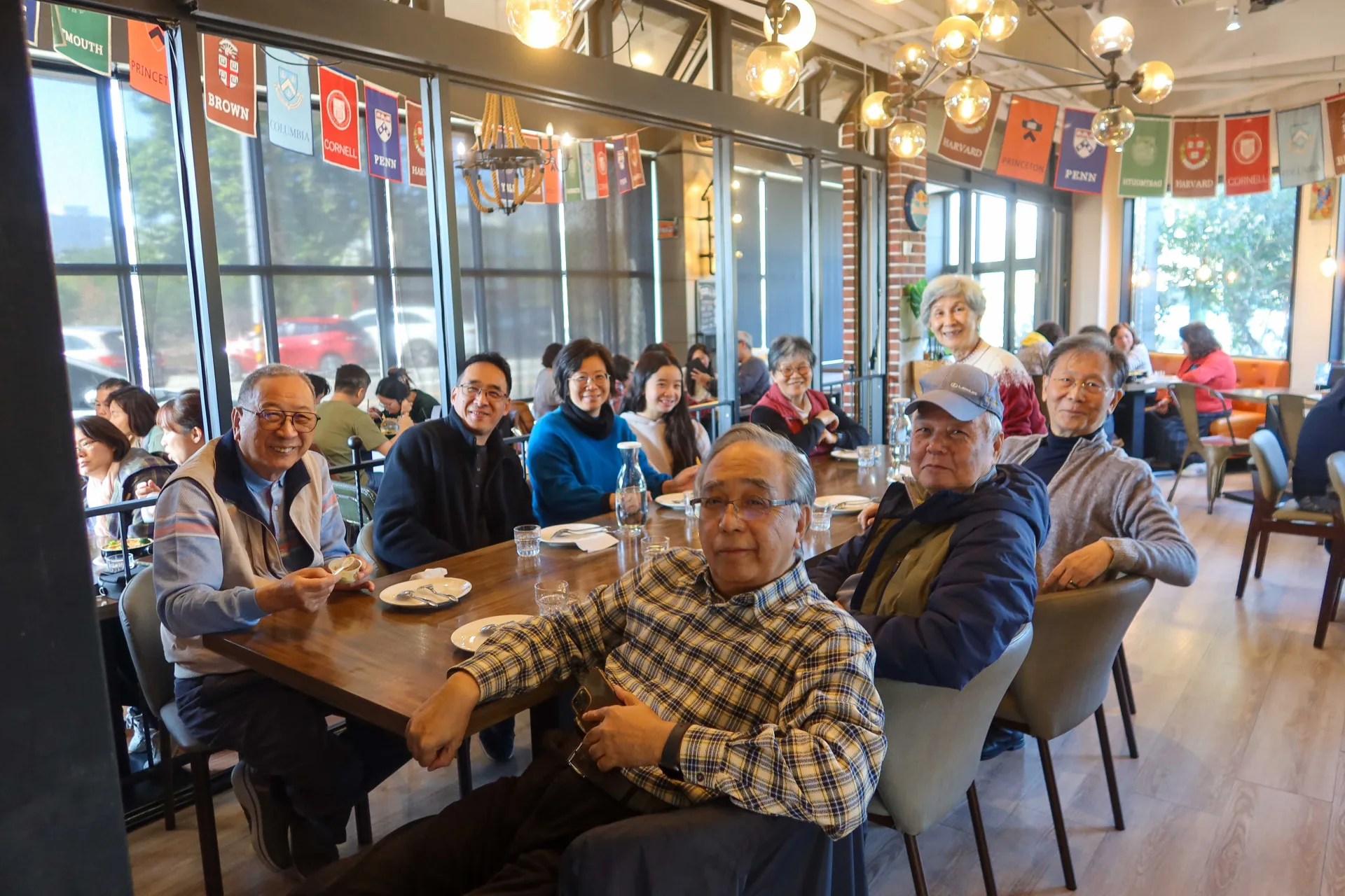 「庫比咖啡」是聯大八甲校區附近唯一餐廳，經常座無虛席。何來美攝