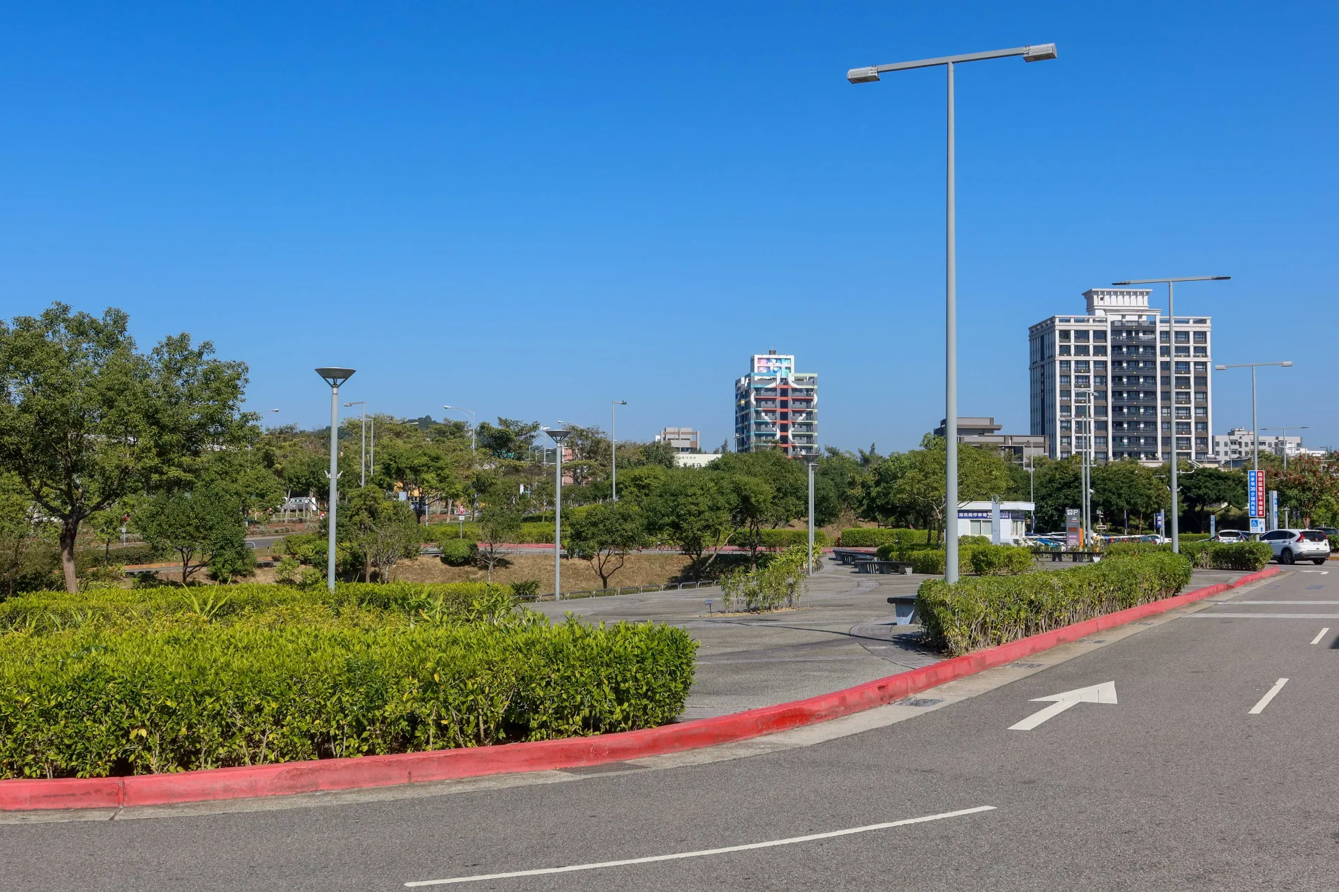 位於後龍鎮的高鐵苗栗站特區最近新建案很多，圖為已完工進住的兩棟大樓。何來美攝