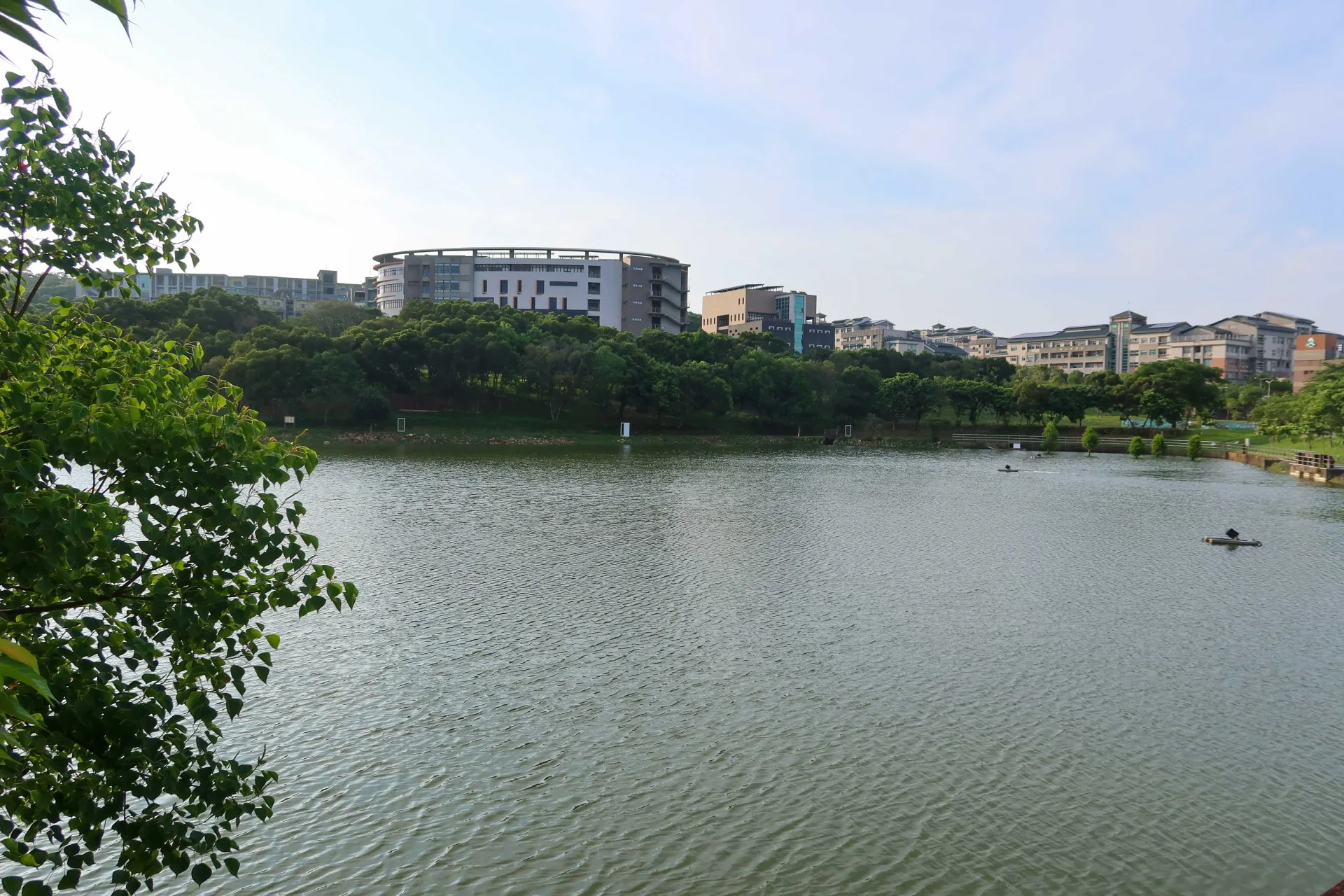 國立聯合大學八甲校區已成為該校主要校區，從大學湖望去校舍巍峨。何來美攝
