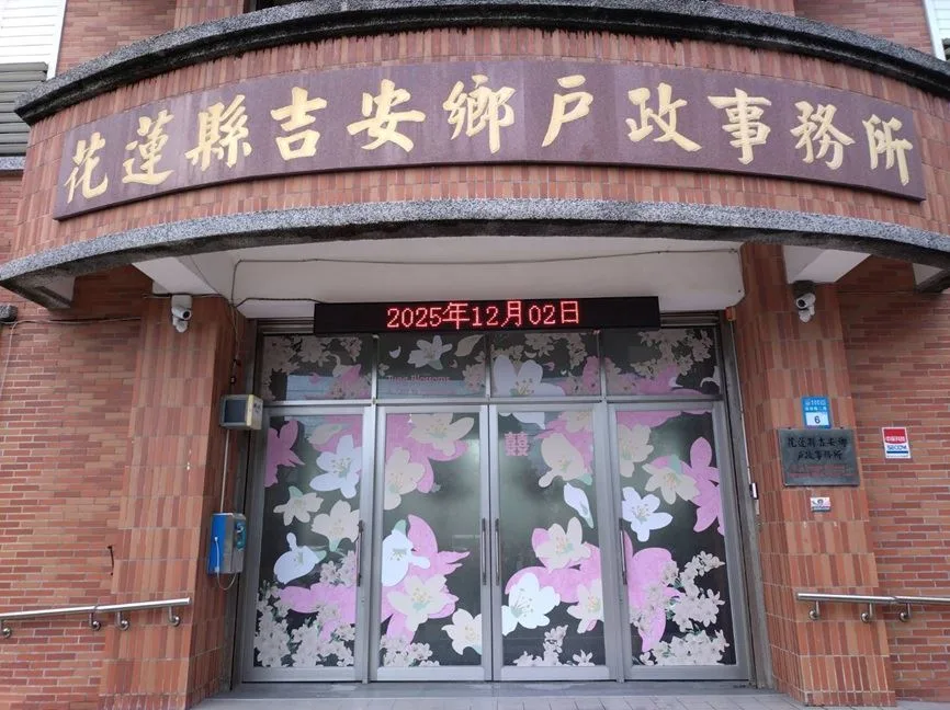 客家美學融入公共服務　吉安戶政「桐花主題門面」象徵純潔愛情