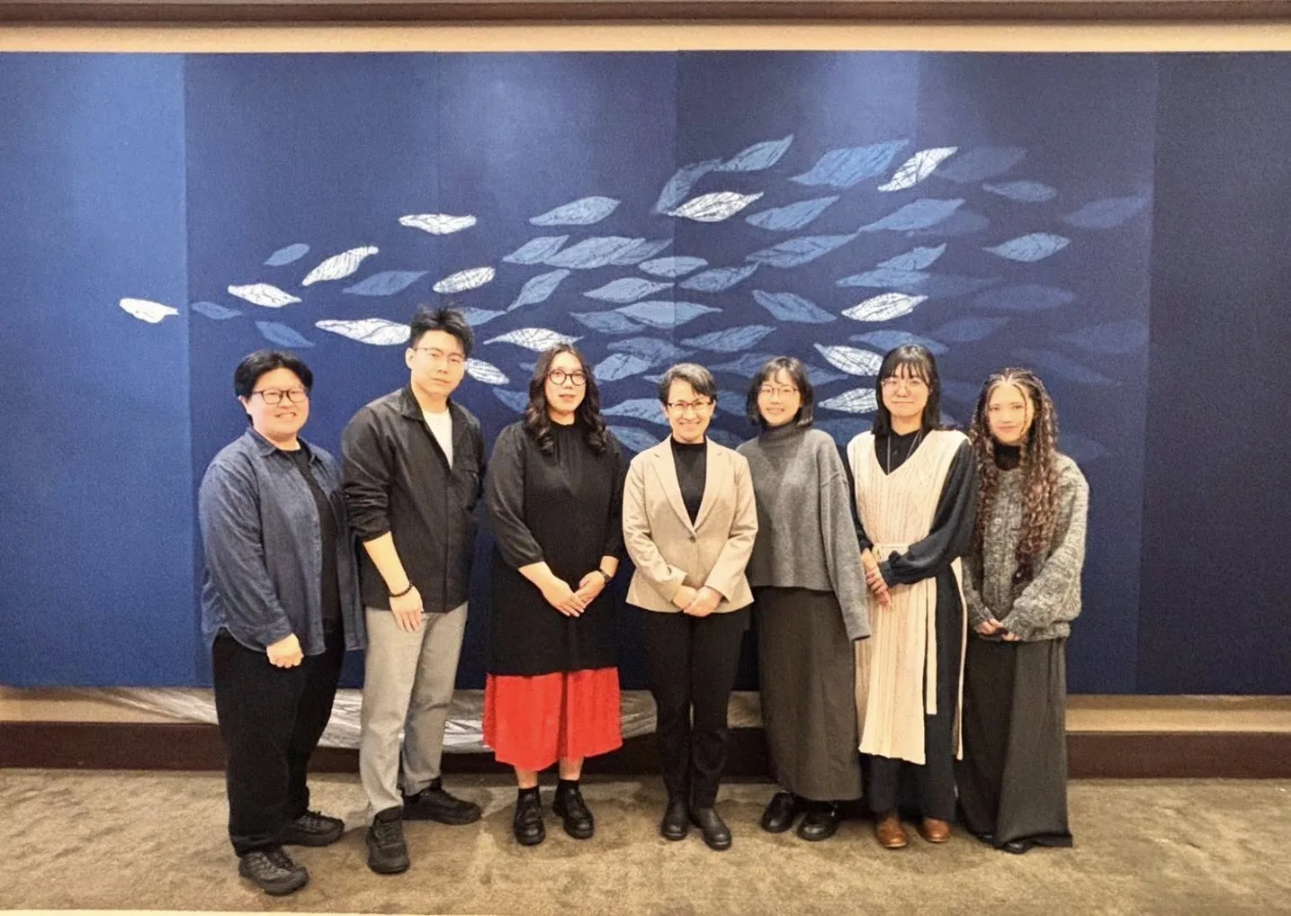 設計師江婕妤以及共同投入縫製與染色的夥伴詹雅汶、葉冠磊、許家毓、盧薏安、趙敏青年，共同完成這幅專屬台灣獨有的壯麗與生命力。取自蕭副總統Threads