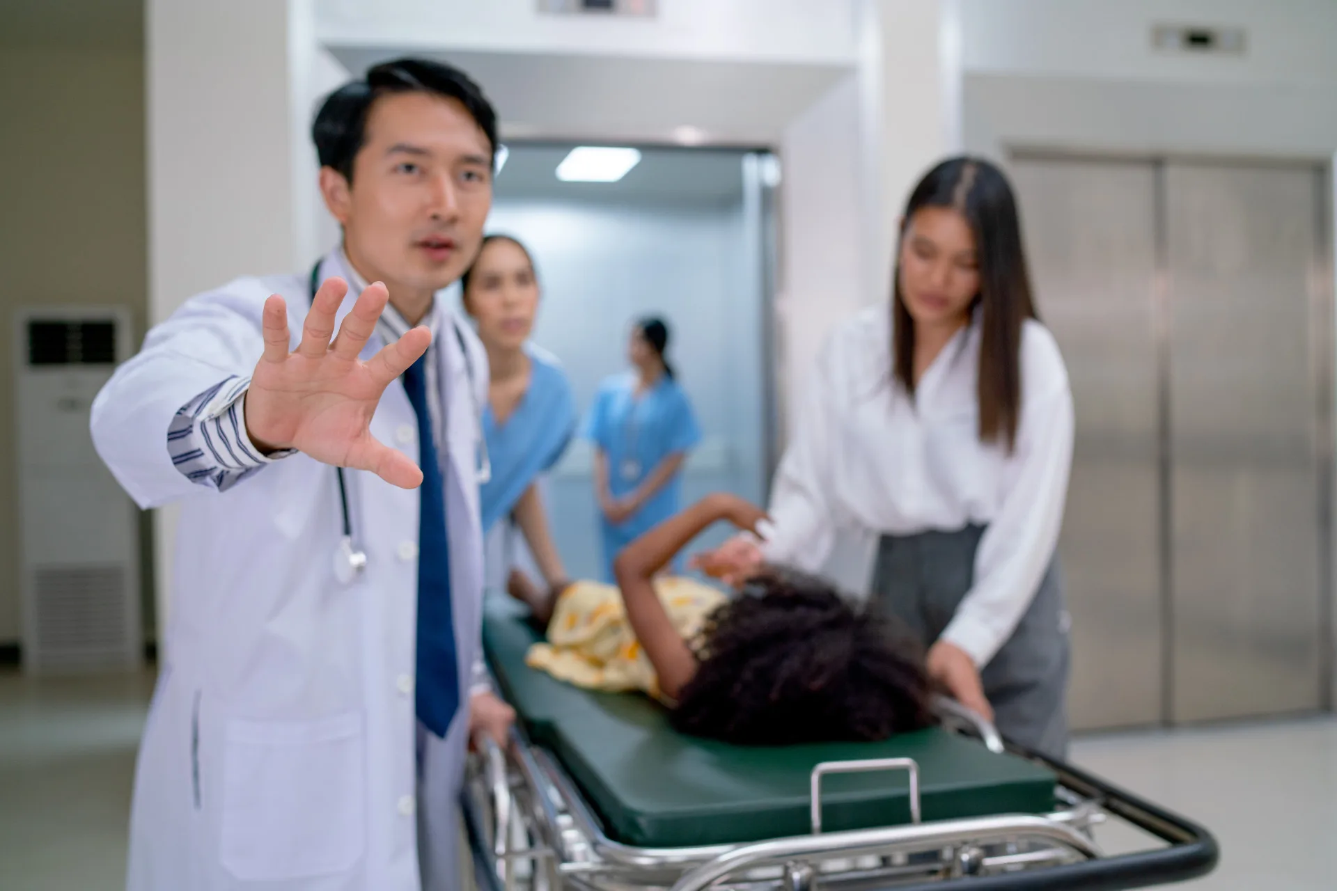 緩解春節急診壅塞　診察費100%加成、UCC不打烊