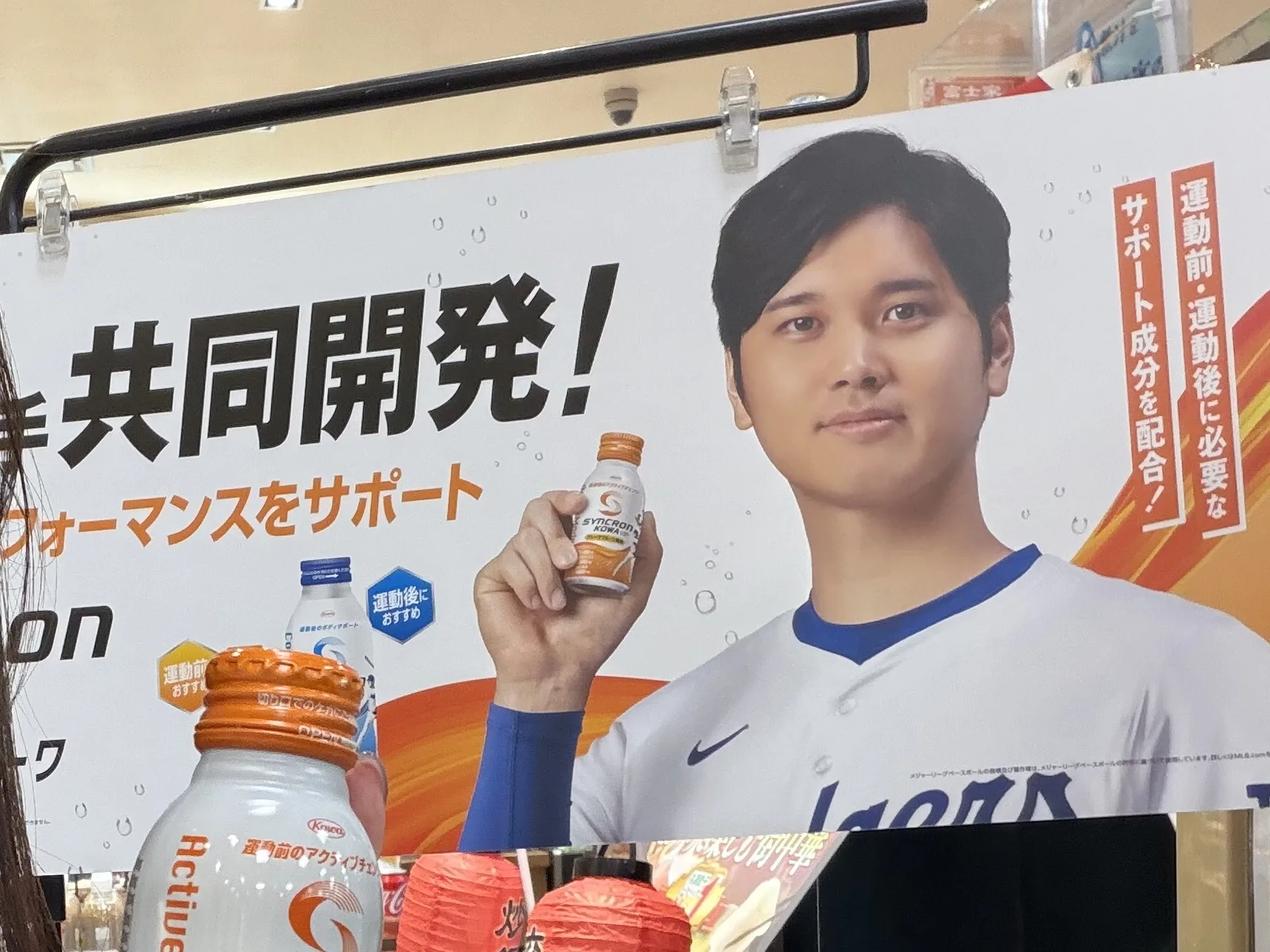 單看場外的代言收入，美國職棒洛杉磯道奇隊的日本球星「大谷翔平」以1億美元稱霸全球運動員。圖為日本商場內，大谷翔平代言能量飲的廣告看板。讀者提供