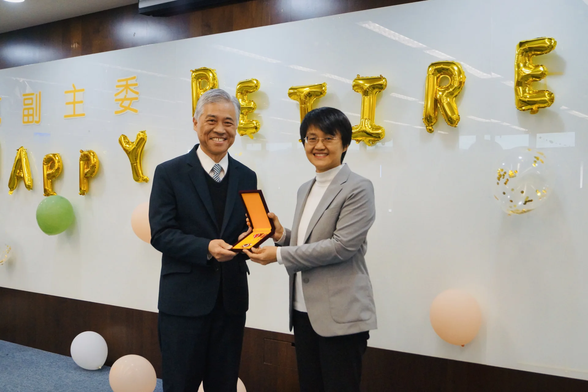 客委會主委古秀妃頒發行政院「特等服務獎章」、「一等功績獎章」給榮退的副主委范佐銘。客委會提供