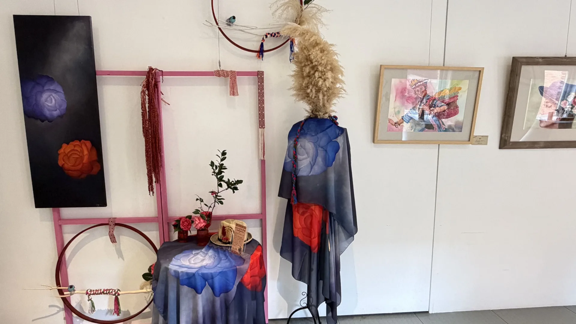 素人畫家黃家馨以茶花為題的畫作，延伸製作為茶花文創絲巾。新竹縣政府提供