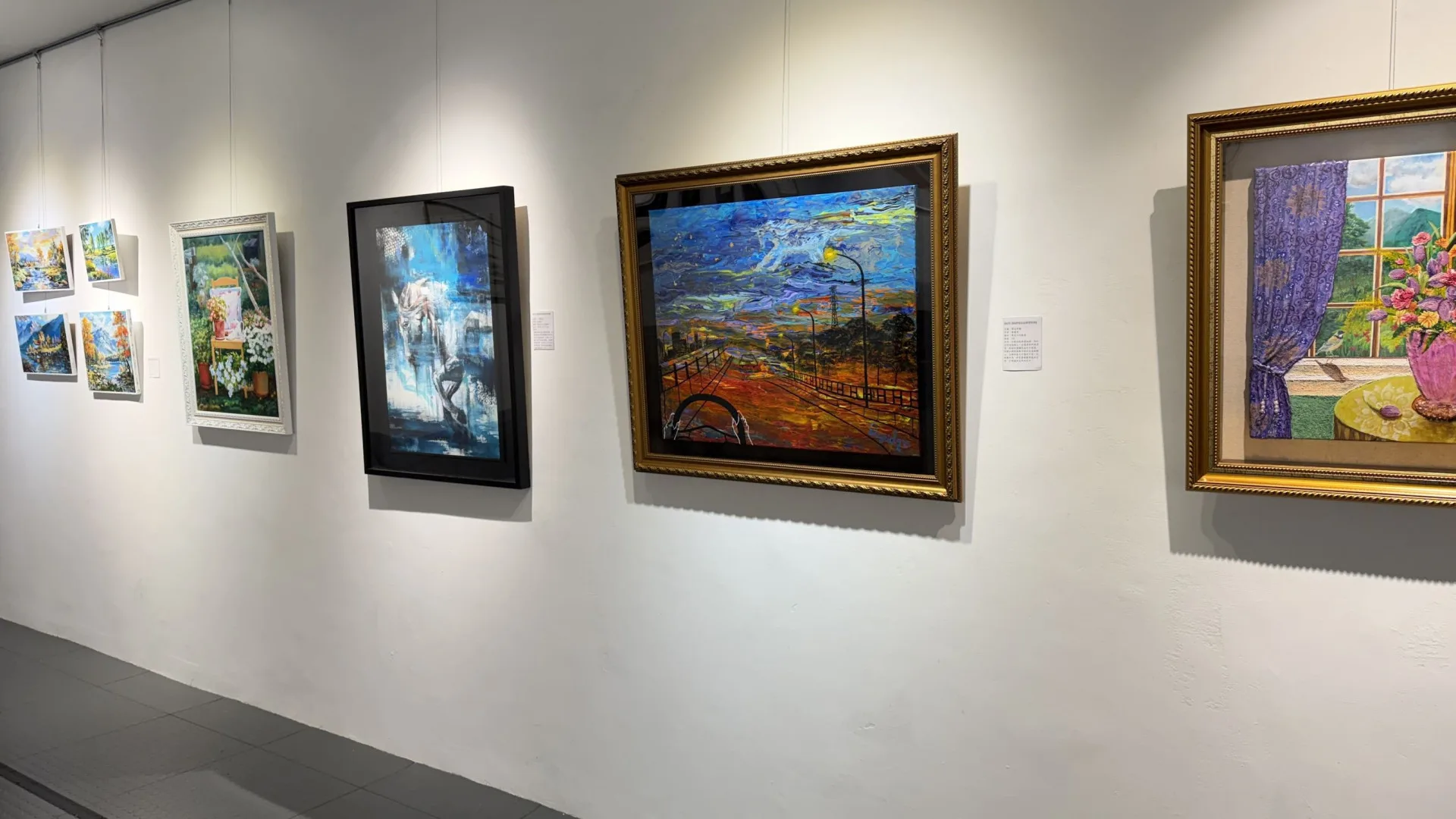 展出類別包含水墨、書法、油畫、水彩及複合媒材等五大類，展出50餘件作品。新竹縣政府提供