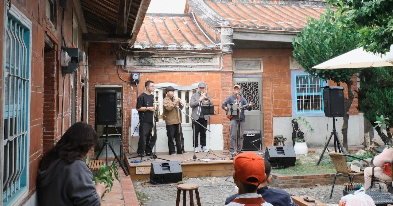 顏志文分享近一、兩年來，自己將大量心力投注於家鄉屏東新埤，也實際感受到長期存在的「重北輕南」結構。圖為共下咖啡的音樂演出。翻攝自共下咖啡臉書