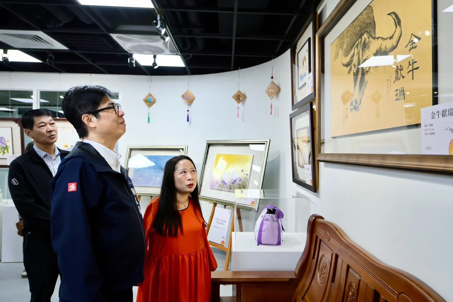 陳其邁參訪辦公廳舍與口足畫家楊恩典老師《豐收》畫展。高雄市政府新聞局提供