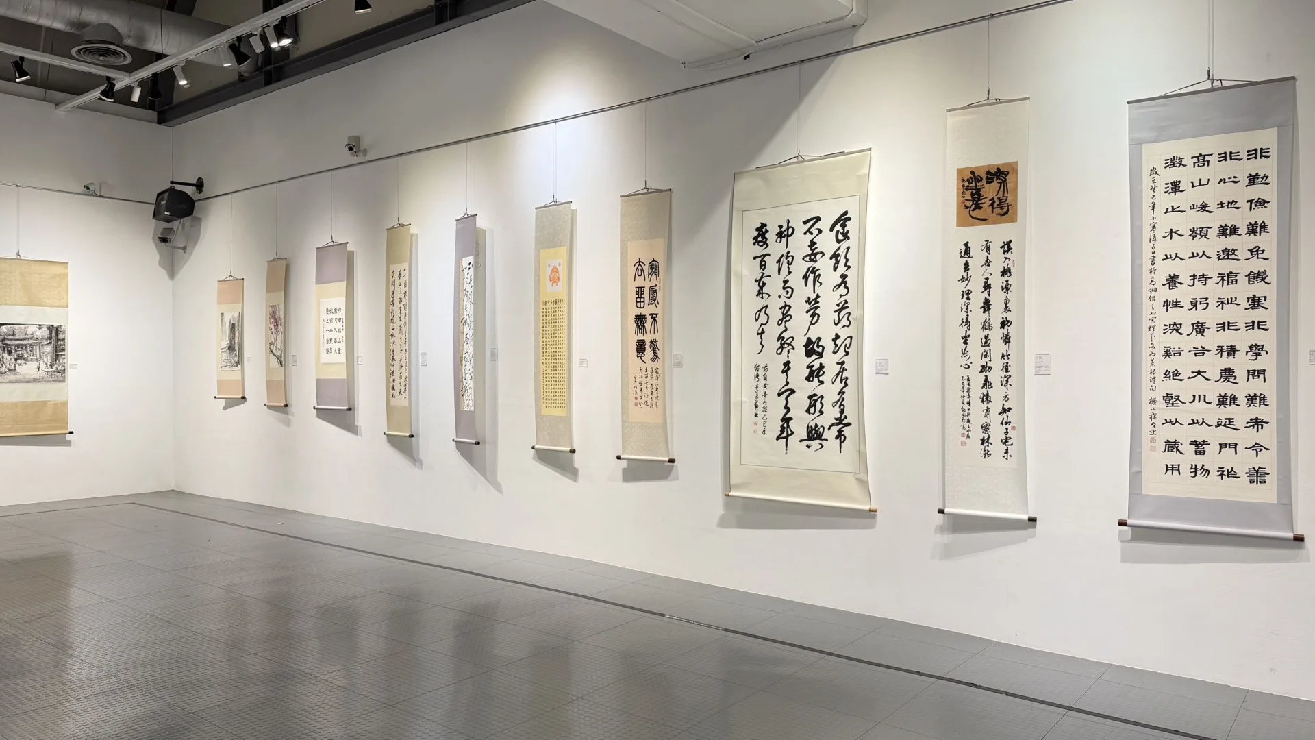 茶花藝術與多元創作交響　竹縣美術館四大展覽二月齊發