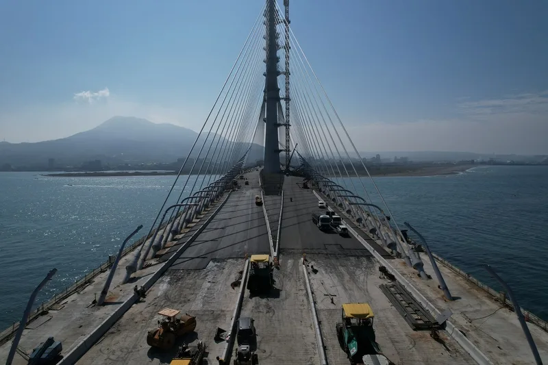 淡江大橋主橋鋪面完工  「黑色糖漿」鋪面至少20壽命