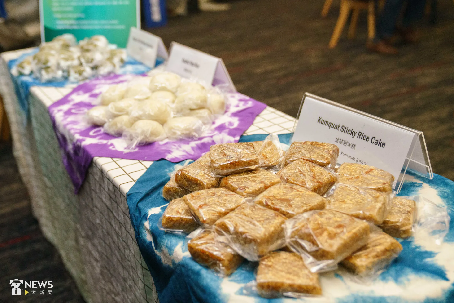 民進黨包場《那張照片裡的我們》，更準備客家菜包、甜粄，用客家米食與國際交流。李台源攝