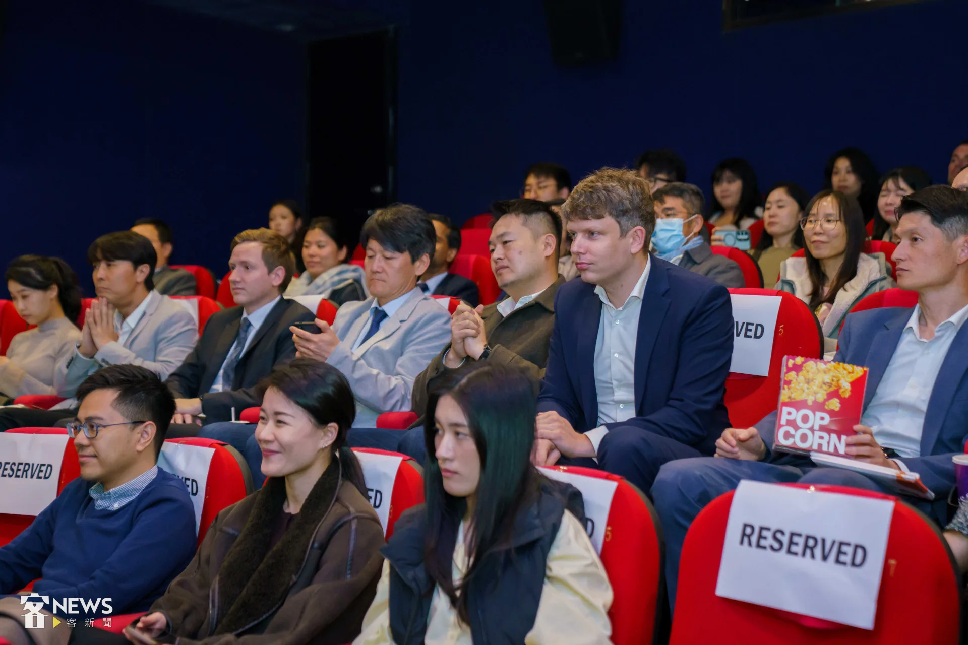 民進黨國際事務部邀請十多國、約50位外交人員與代表，一起欣賞台韓電影《那張照片裡的我們》。李台源攝