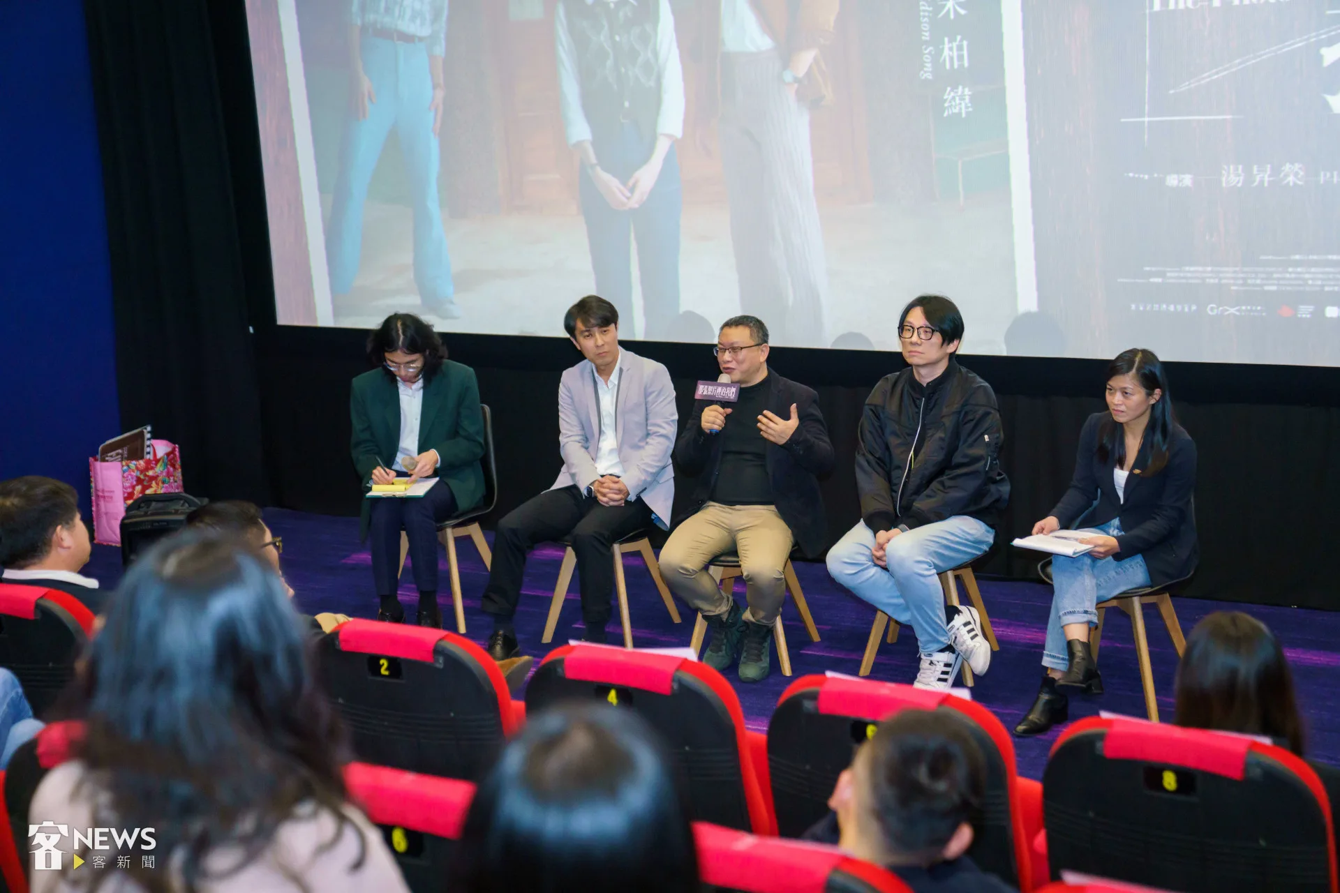 民進黨國際事務部包場電影《那張照片裡的我們》，邀請導演湯昇榮（中）、鄭乃方（右二）、盧開朗（左二）與邱雯莉（右一）座談。李台源攝