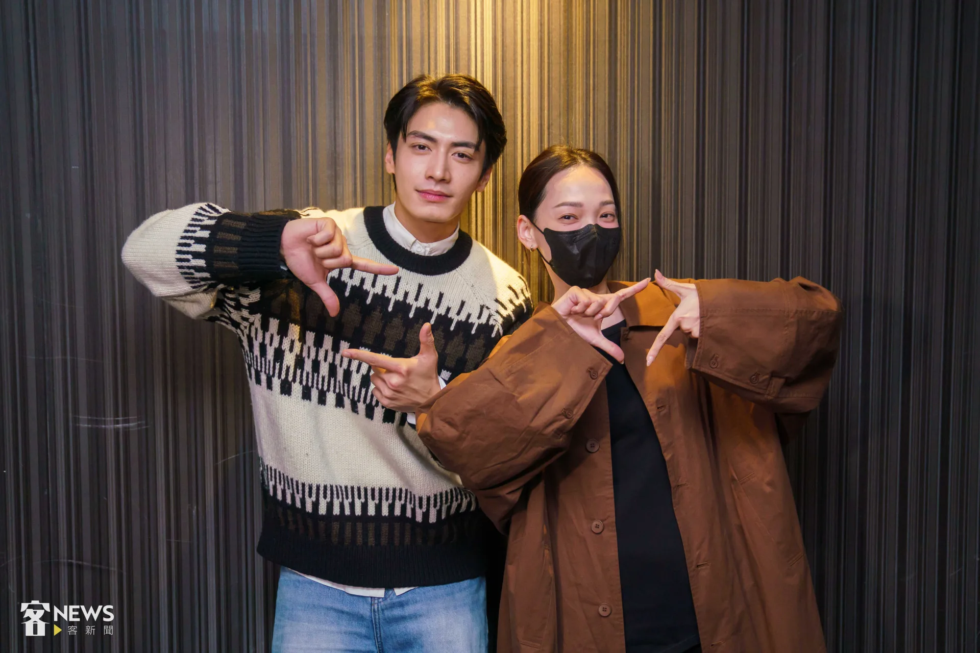 宋柏緯同門師姐林映唯映後開心合影。李台源攝