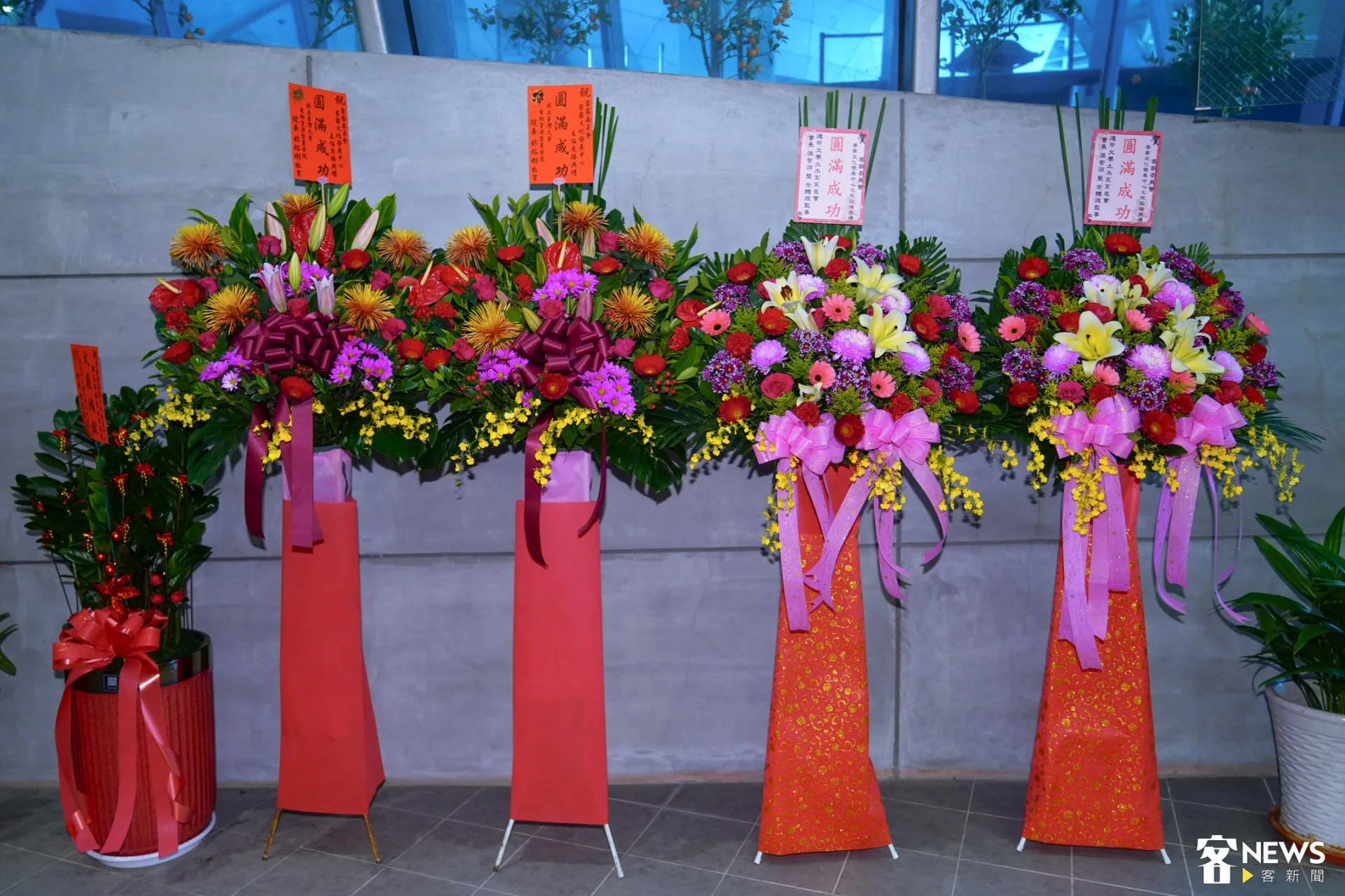 客發中心原主任何金樑卸任、農業科技園區管理中心主任謝勝信接棒，各界送上花束祝福。朱愷元攝